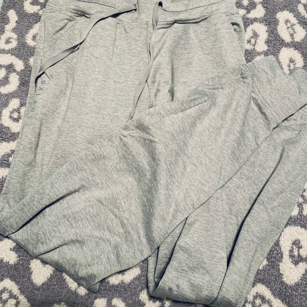 Balance Athletica joggers in the color ash